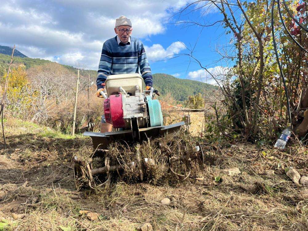 82 yaşındaki emekli mali müşavir, yaptığıyla gençlere de yaşıtlarına da örnek 1